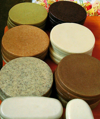 餌塊配茶，清香原味 塑料制品制造下的傳統美食堅守